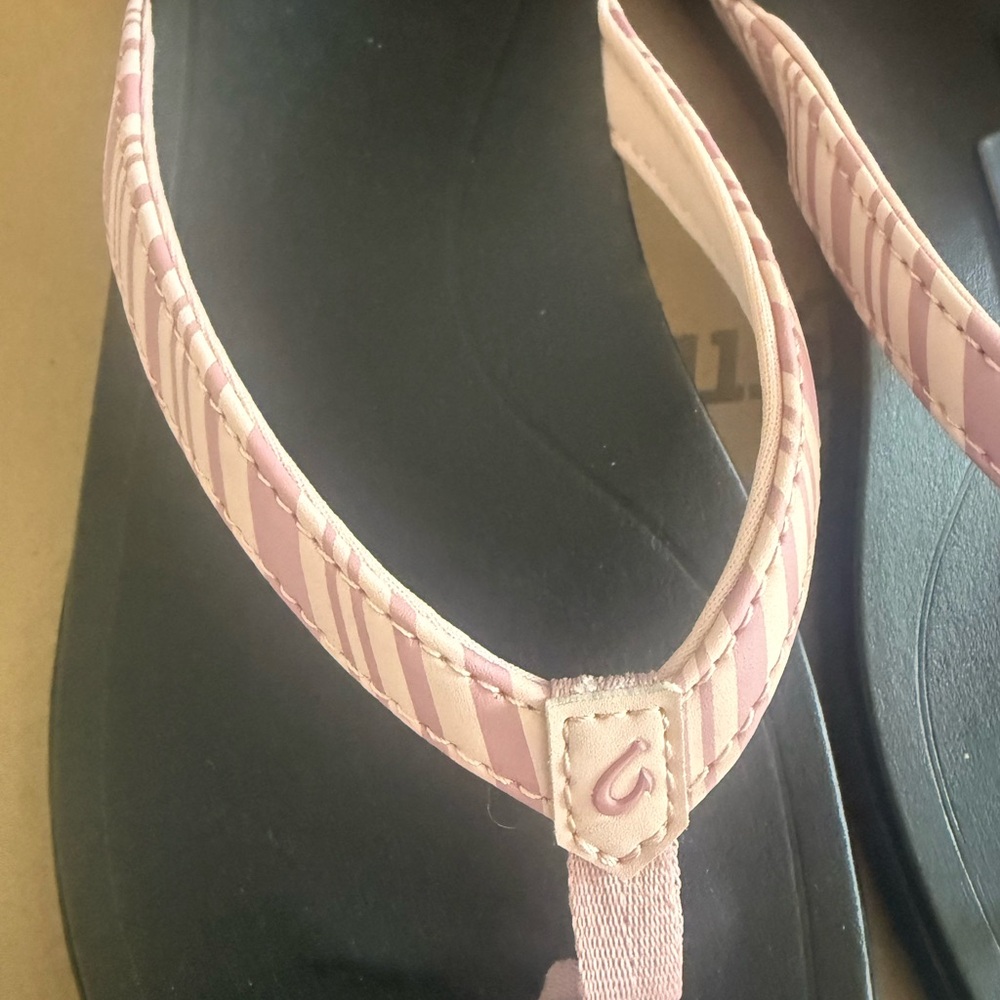 NWT OluKai Black Footbed Pink Strappy Flip Flop Sandals - Picture 3 of 4